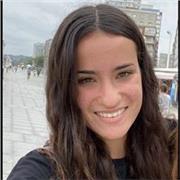 Profesora de inglés que imparte materia a niños y niñas de primaria y secundaria